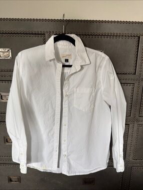 Universal Thread Crisp White Button-Up Shirt with Classic Collar